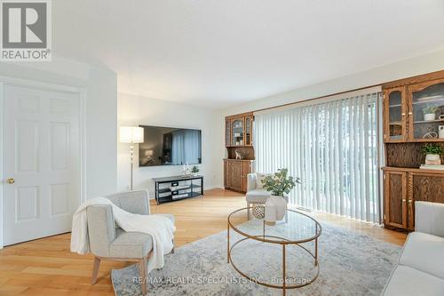 19 - 561 Childs Drive, Milton, ON - Indoor Photo Showing Living Room