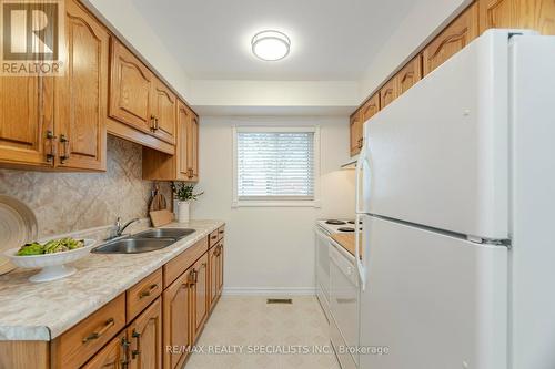 19 - 561 Childs Drive, Milton, ON - Indoor Photo Showing Kitchen With Double Sink