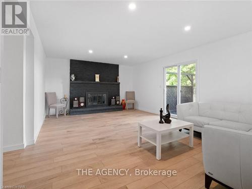 24 Keefer Road, Thorold (Confederation Heights), ON - Indoor Photo Showing Living Room