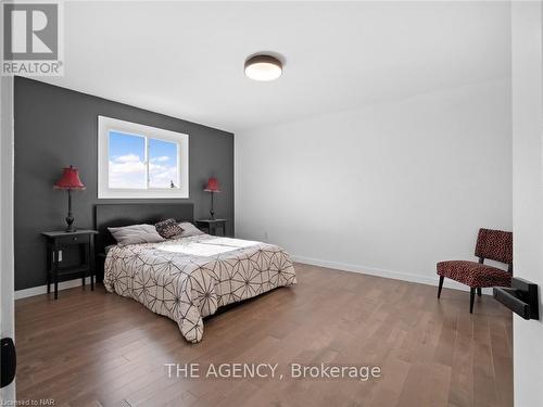 24 Keefer Road, Thorold (Confederation Heights), ON - Indoor Photo Showing Bedroom