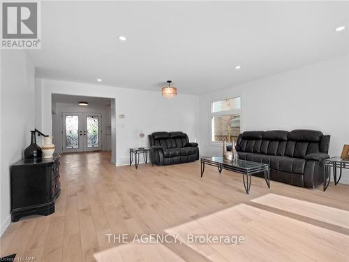 24 Keefer Road, Thorold (Confederation Heights), ON - Indoor Photo Showing Living Room