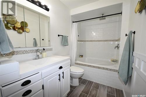 809 14Th Street W, Prince Albert, SK - Indoor Photo Showing Bathroom