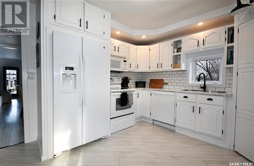 809 14Th Street W, Prince Albert, SK - Indoor Photo Showing Kitchen