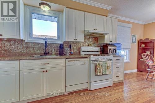 112 Harold Ct Court, Lucan Biddulph (Lucan), ON - Indoor Photo Showing Kitchen