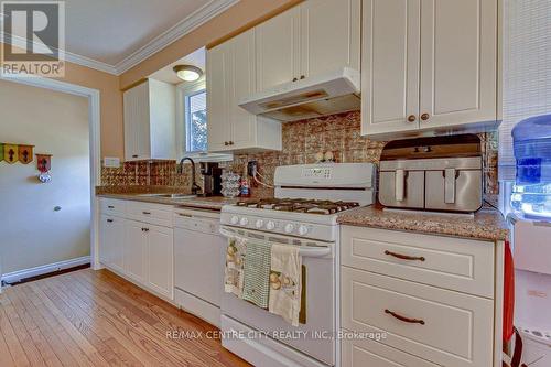 112 Harold Ct Court, Lucan Biddulph (Lucan), ON - Indoor Photo Showing Kitchen