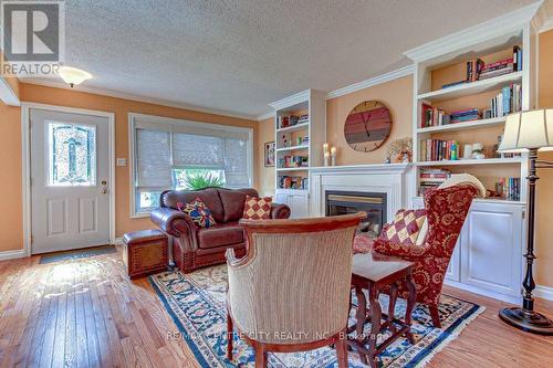 112 Harold Ct Court, Lucan Biddulph (Lucan), ON - Indoor Photo Showing Living Room With Fireplace