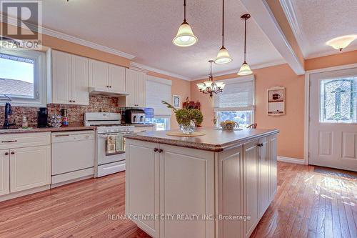 112 Harold Ct Court, Lucan Biddulph (Lucan), ON - Indoor Photo Showing Kitchen