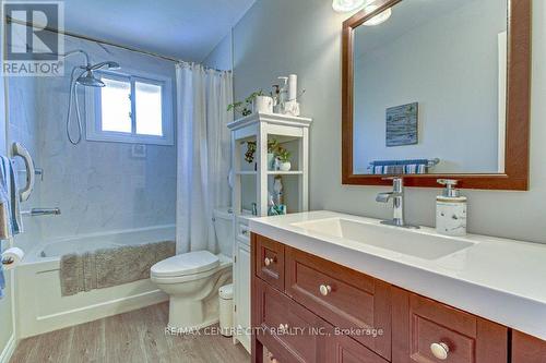 112 Harold Ct Court, Lucan Biddulph (Lucan), ON - Indoor Photo Showing Bathroom