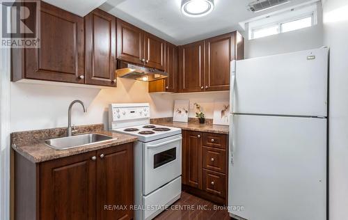 1096 Barclay Circle, Milton, ON - Indoor Photo Showing Kitchen