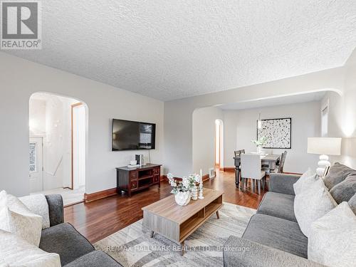 270 Highland Avenue, Oshawa, ON - Indoor Photo Showing Living Room