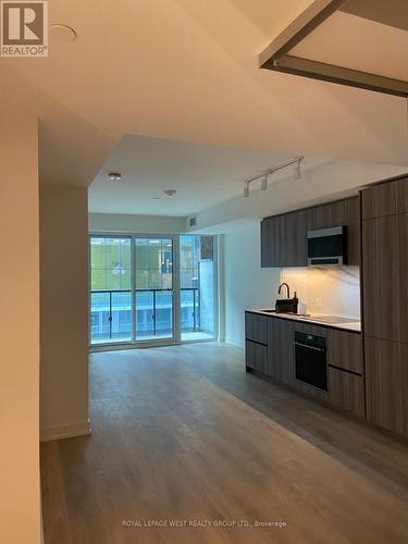 523 - 117 Broadway Avenue, Toronto, ON - Indoor Photo Showing Kitchen