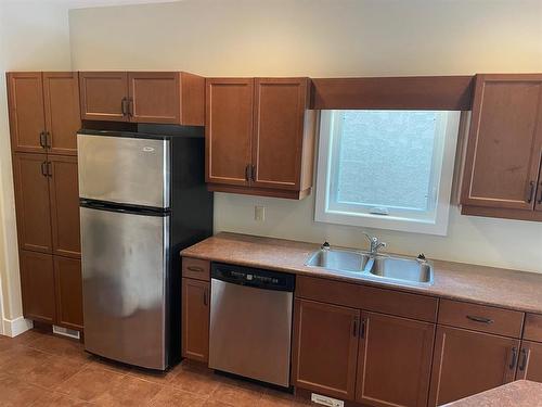 8 Bayhill Crescent, Brandon, MB - Indoor Photo Showing Kitchen With Double Sink