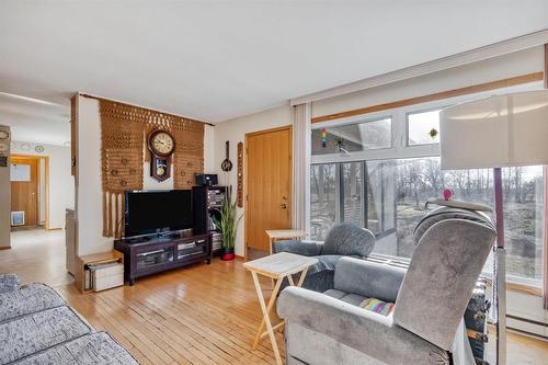 936 Northumberland Road, West St Paul, MB - Indoor Photo Showing Living Room