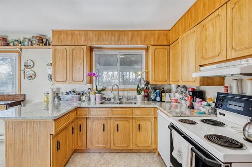 936 Northumberland Road, West St Paul, MB - Indoor Photo Showing Kitchen With Double Sink