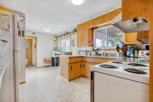 936 Northumberland Road, West St Paul, MB - Indoor Photo Showing Kitchen