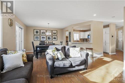 58 Yoho Drive, Ottawa, ON - Indoor Photo Showing Living Room