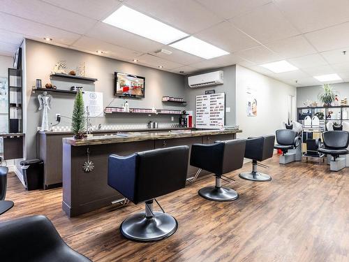 Salon - 400 Rue Miner, Cowansville, QC 