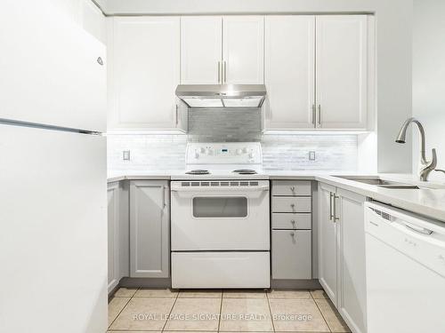 203-55 Bloor St E, Toronto, ON - Indoor Photo Showing Kitchen