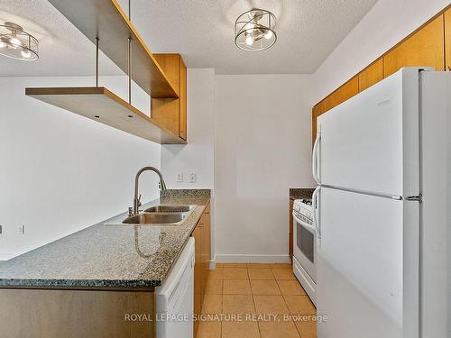 610-3 Navy Wharf Crt, Toronto, ON - Indoor Photo Showing Kitchen With Double Sink