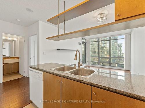 610-3 Navy Wharf Crt, Toronto, ON - Indoor Photo Showing Kitchen With Double Sink