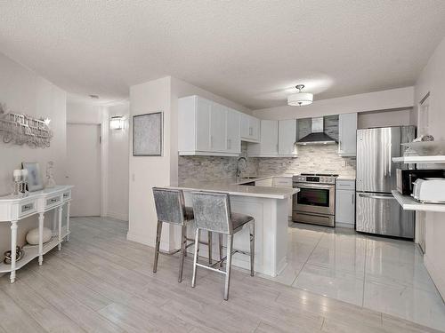 Overall view - 407-2320 Rue Ward, Montréal (Saint-Laurent), QC - Indoor Photo Showing Kitchen With Upgraded Kitchen