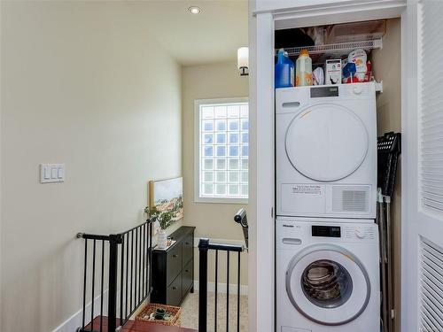 3-1145 Oscar St, Victoria, BC - Indoor Photo Showing Laundry Room