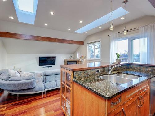 3-1145 Oscar St, Victoria, BC - Indoor Photo Showing Kitchen With Double Sink