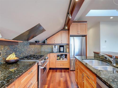 3-1145 Oscar St, Victoria, BC - Indoor Photo Showing Kitchen With Stainless Steel Kitchen With Double Sink With Upgraded Kitchen