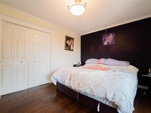 5524-5526 Lost Lake Rd, Nanaimo, BC - Indoor Photo Showing Bedroom