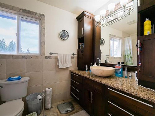 5524-5526 Lost Lake Rd, Nanaimo, BC - Indoor Photo Showing Bathroom