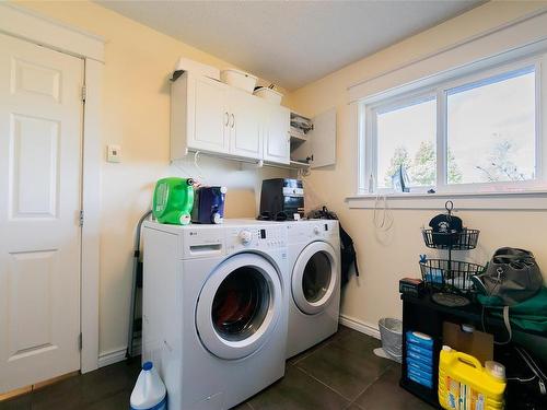 5524-5526 Lost Lake Rd, Nanaimo, BC - Indoor Photo Showing Laundry Room