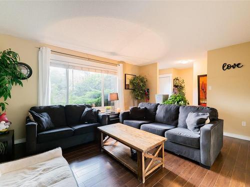 5524-5526 Lost Lake Rd, Nanaimo, BC - Indoor Photo Showing Living Room