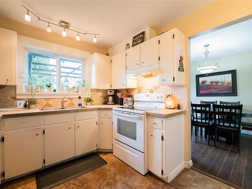 5524-5526 Lost Lake Rd, Nanaimo, BC - Indoor Photo Showing Kitchen With Double Sink