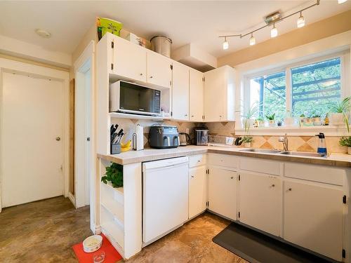 5524-5526 Lost Lake Rd, Nanaimo, BC - Indoor Photo Showing Kitchen With Double Sink