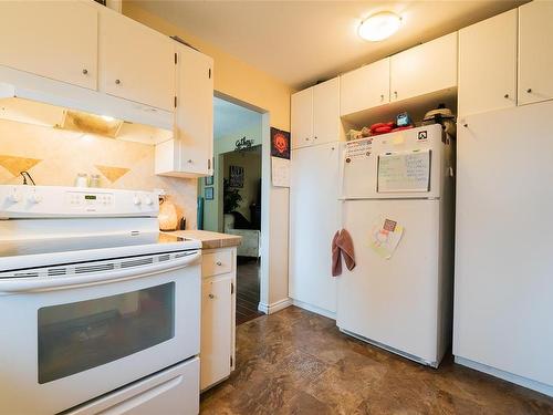 5524-5526 Lost Lake Rd, Nanaimo, BC - Indoor Photo Showing Kitchen