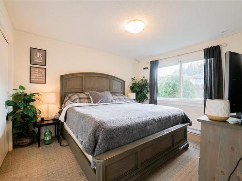 5524-5526 Lost Lake Rd, Nanaimo, BC - Indoor Photo Showing Bedroom