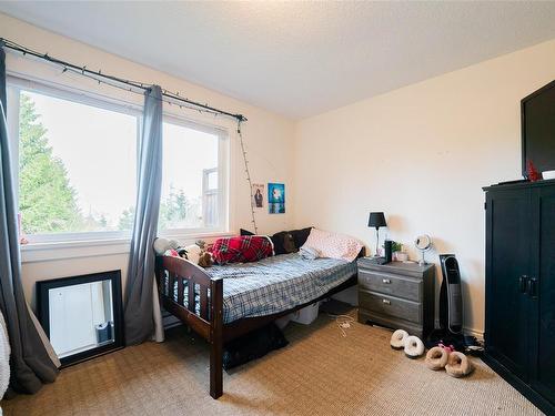 5524-5526 Lost Lake Rd, Nanaimo, BC - Indoor Photo Showing Bedroom