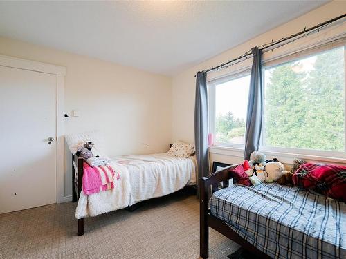 5524-5526 Lost Lake Rd, Nanaimo, BC - Indoor Photo Showing Bedroom