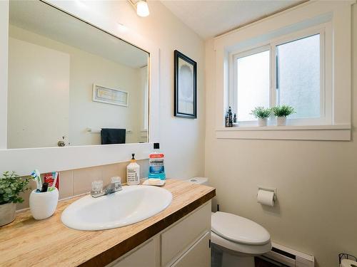 5524-5526 Lost Lake Rd, Nanaimo, BC - Indoor Photo Showing Bathroom