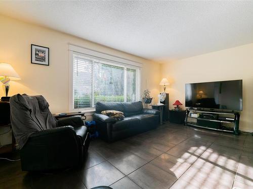 5524-5526 Lost Lake Rd, Nanaimo, BC - Indoor Photo Showing Living Room