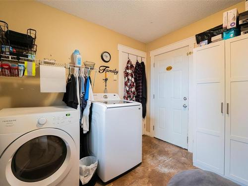 5524-5526 Lost Lake Rd, Nanaimo, BC - Indoor Photo Showing Laundry Room