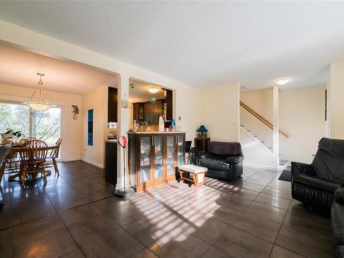 5524-5526 Lost Lake Rd, Nanaimo, BC - Indoor Photo Showing Living Room