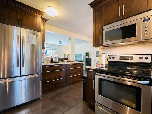 5524-5526 Lost Lake Rd, Nanaimo, BC - Indoor Photo Showing Kitchen