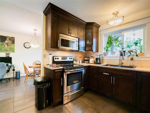 5524-5526 Lost Lake Rd, Nanaimo, BC - Indoor Photo Showing Kitchen