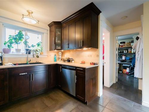 5524-5526 Lost Lake Rd, Nanaimo, BC - Indoor Photo Showing Kitchen