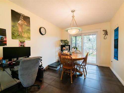 5524-5526 Lost Lake Rd, Nanaimo, BC - Indoor Photo Showing Dining Room