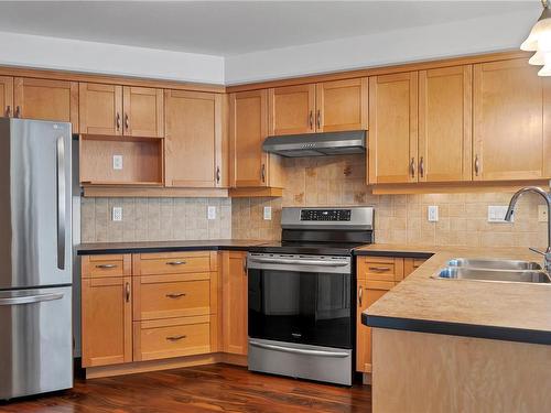 214-350 Island Hwy South, Campbell River, BC - Indoor Photo Showing Kitchen With Double Sink