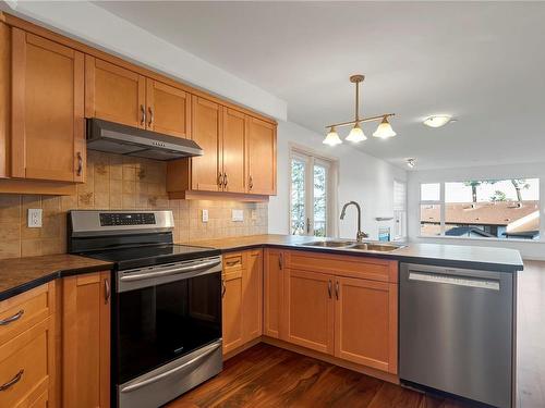 214-350 Island Hwy South, Campbell River, BC - Indoor Photo Showing Kitchen With Double Sink