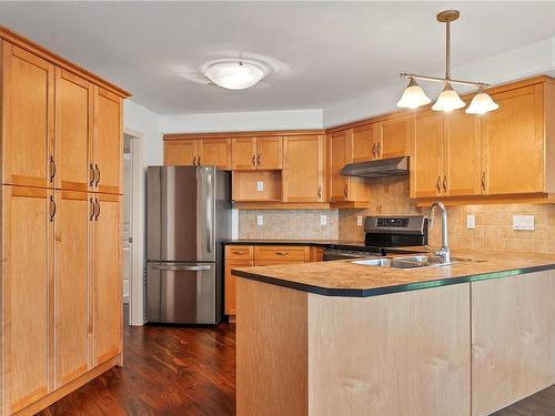 214-350 Island Hwy South, Campbell River, BC - Indoor Photo Showing Kitchen With Double Sink