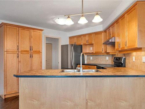 214-350 Island Hwy South, Campbell River, BC - Indoor Photo Showing Kitchen With Double Sink